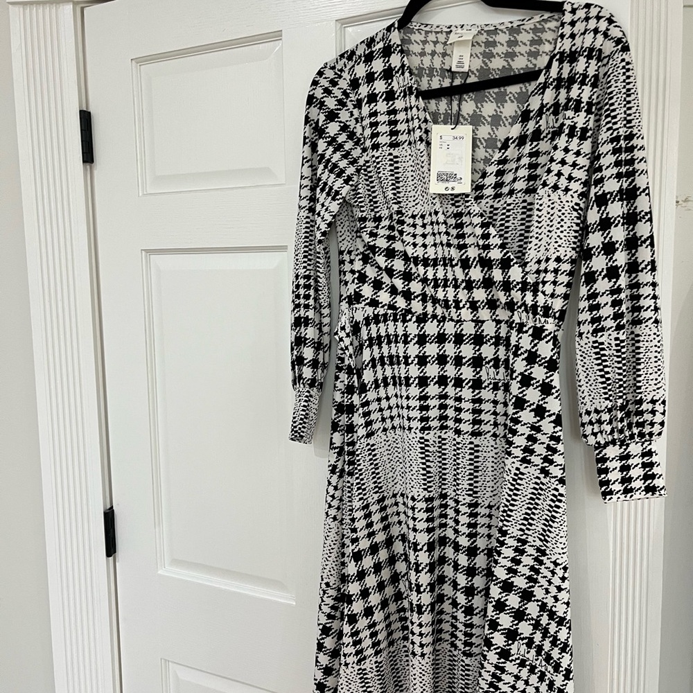H&M Black and White Long Sleeve Dress